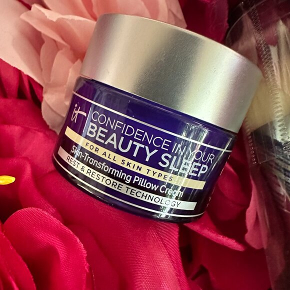 Lot of 3 It Cosmetics Items: FULL SIZE CC Cream, No. 22 brush & .47 Pillow Cream - Picture 2 of 6